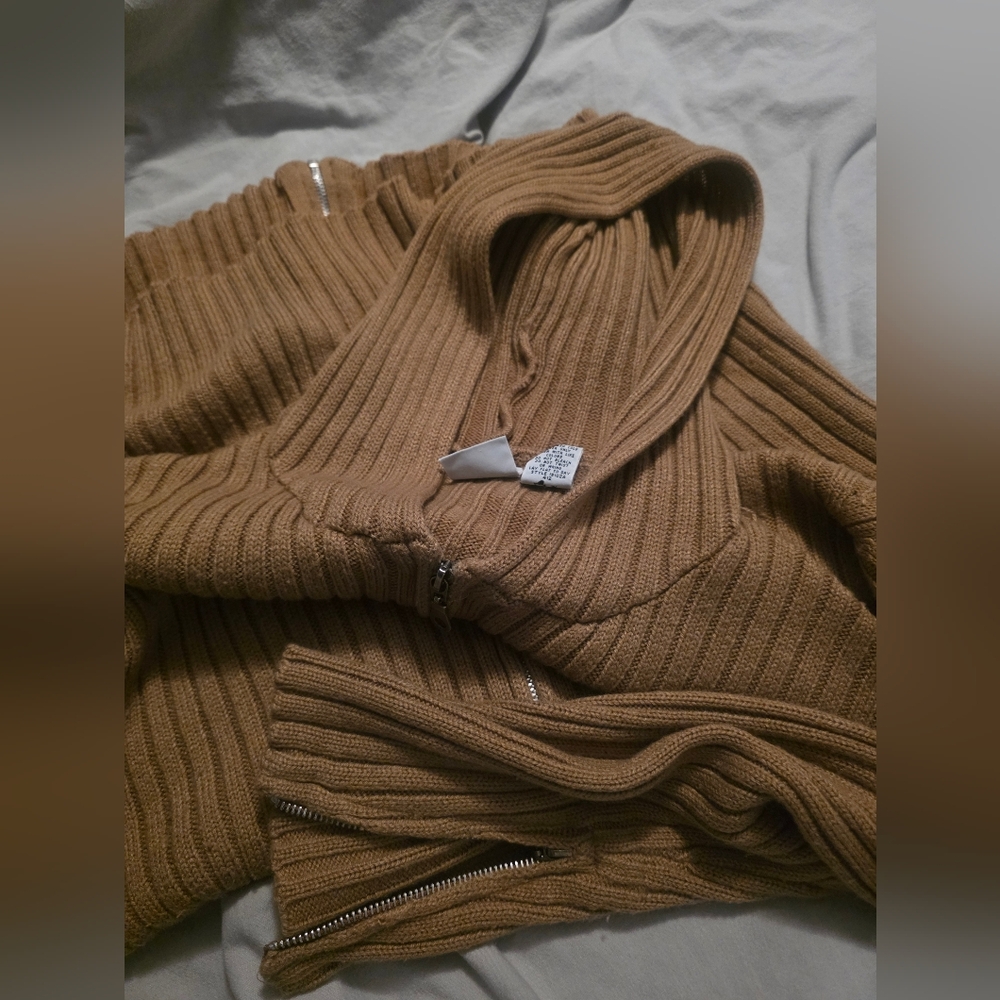 Hooded Sweater with Zipper